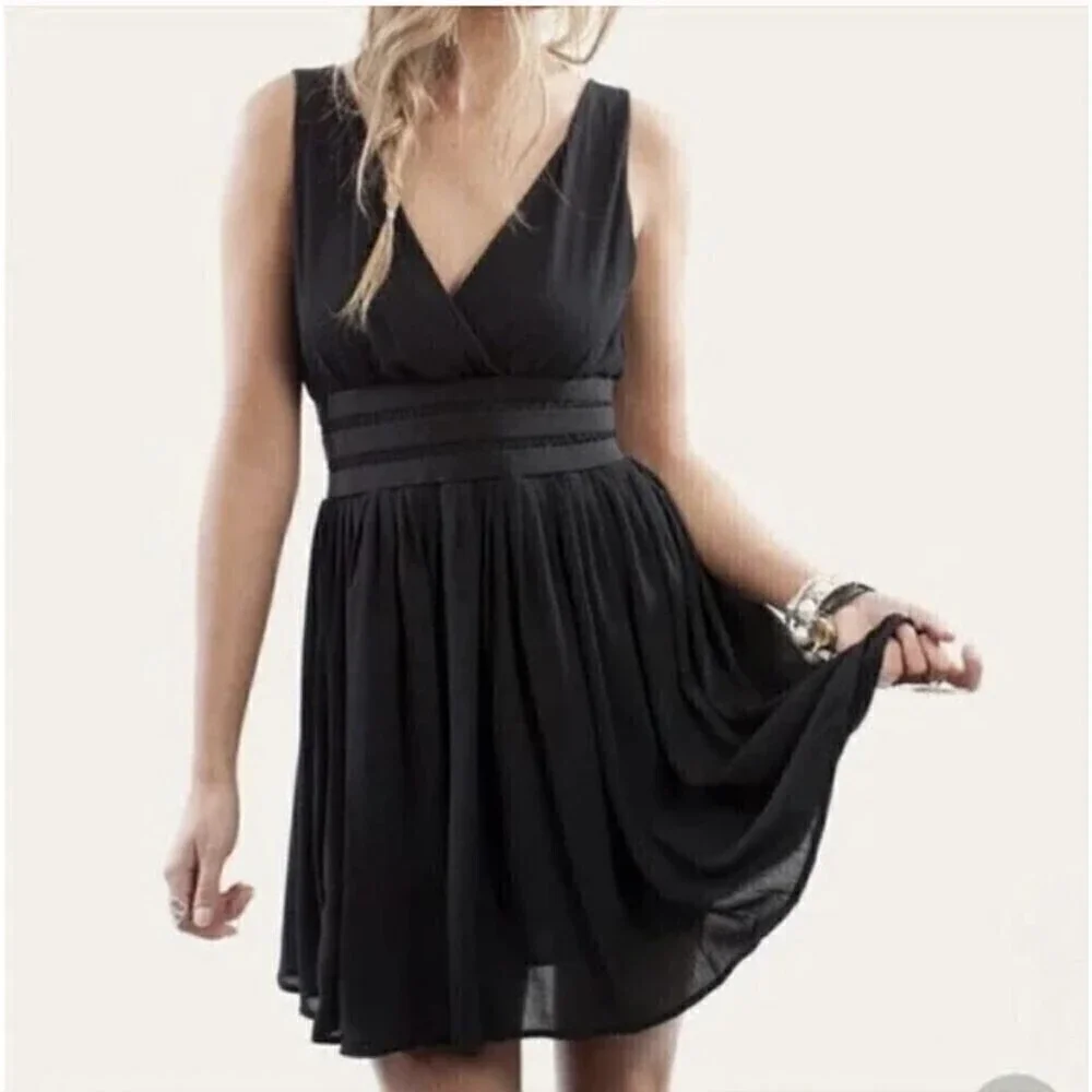 BB Dakota Sandrine Black Sleeveless V Neck Mini Cocktail Swing Dress Size Small
